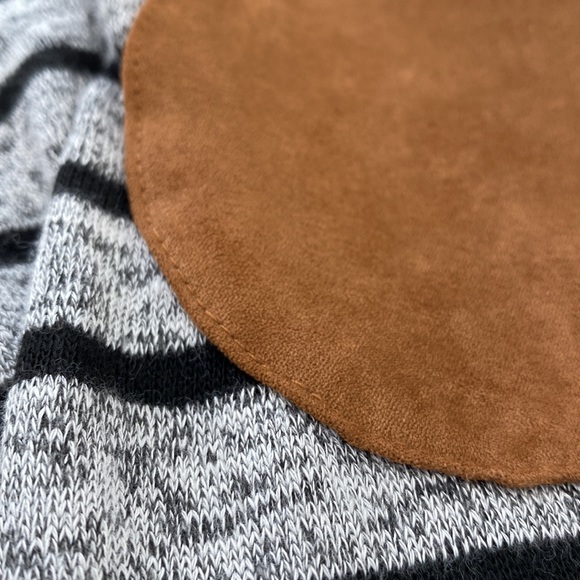 Mine Button Back Scoop Neck LS Top 💗 Heather Gray & Black - Picture 12 of 16